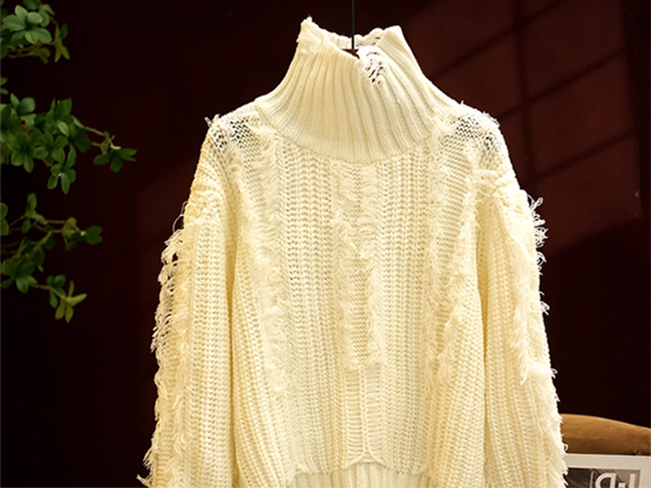 How to repair holes in a knitted sweater to make it look good