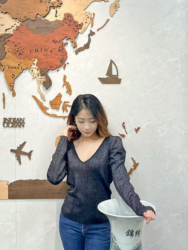 V-neck casual long-sleeved shirt